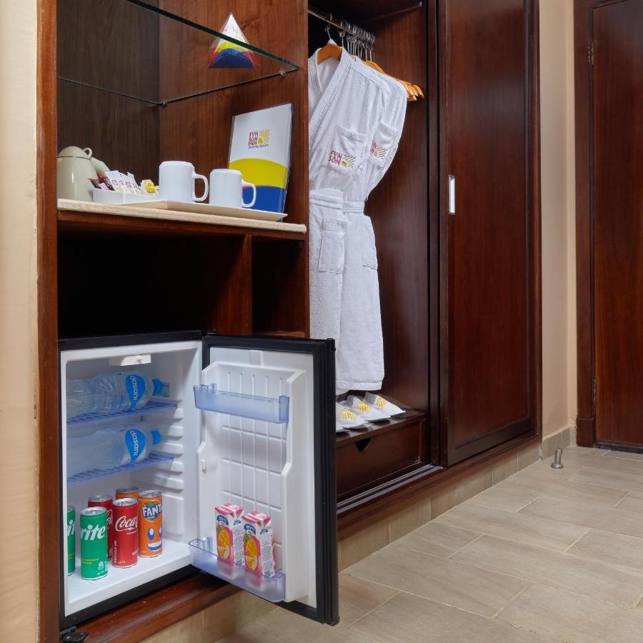 Naama Waves Hotel شرم الشيخ المظهر الخارجي الصورة A mini-bar in a hotel room